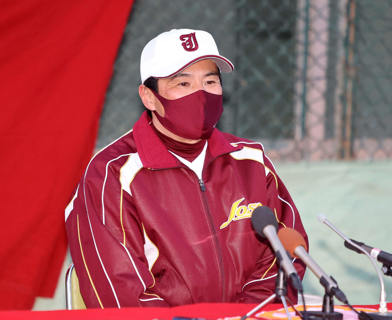 記者の質問に答える常総学院・島田監督（撮影・鈴木正人）