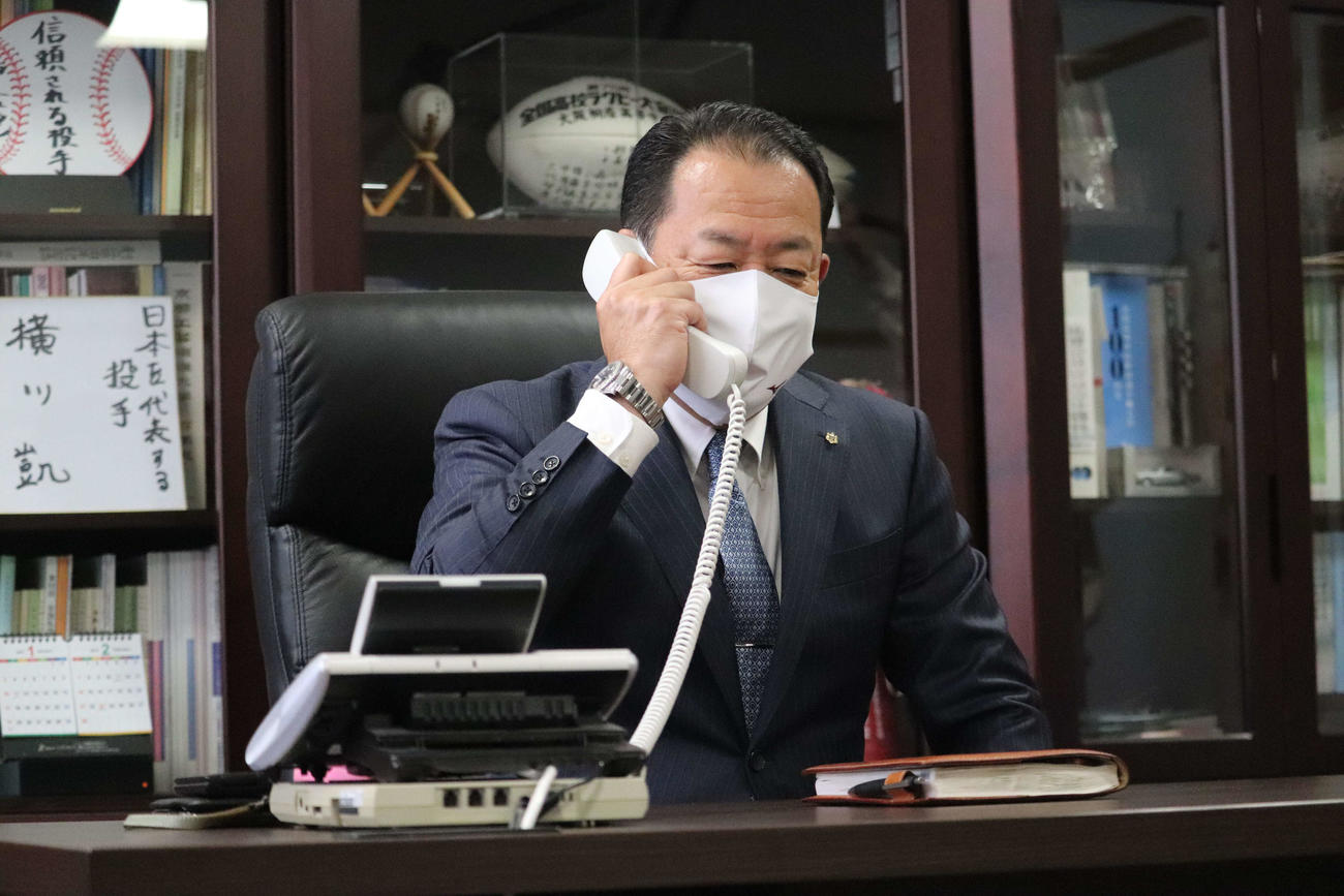 センバツ出場決定の電話を受ける大阪桐蔭・今田校長