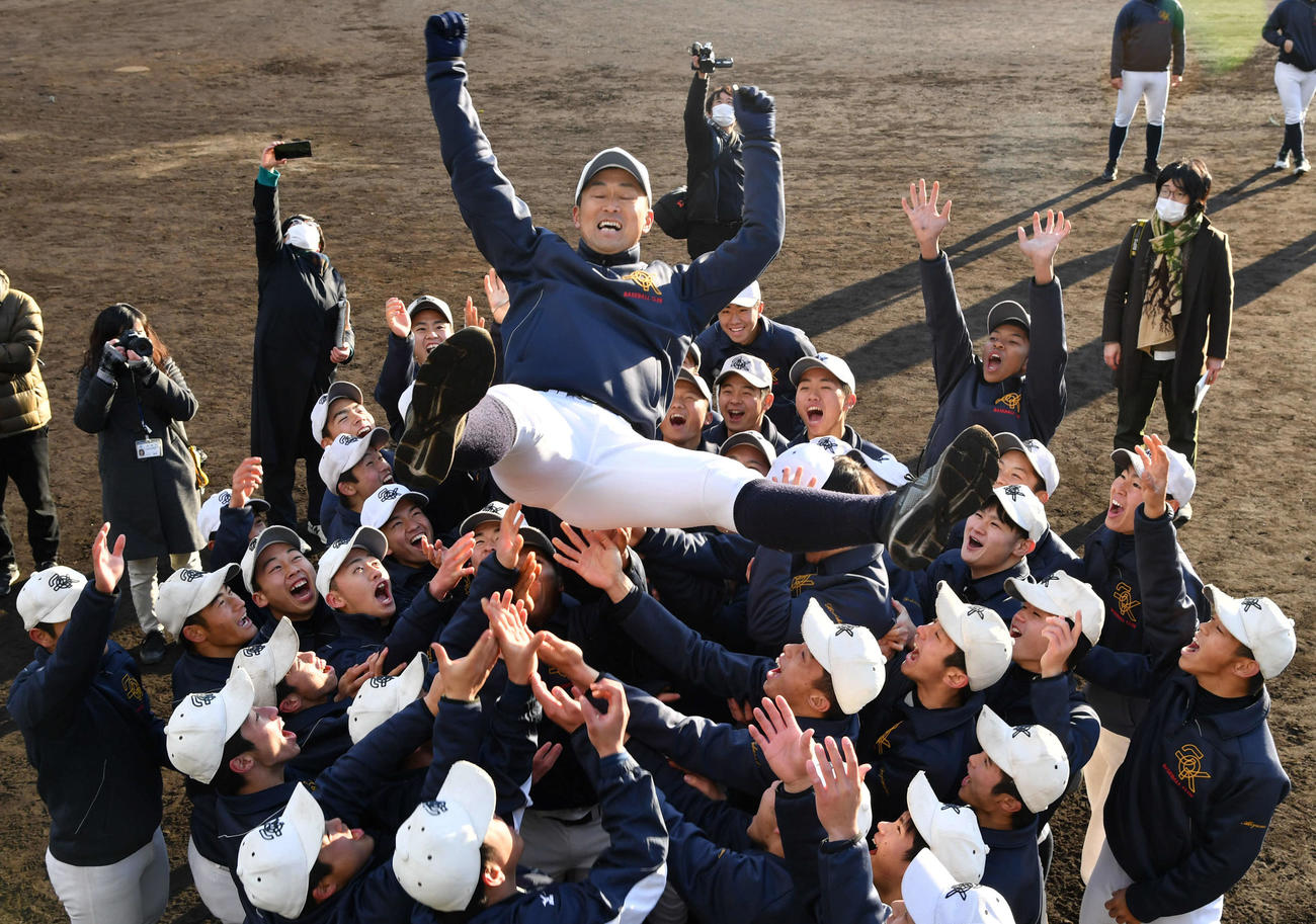 センバツ出場を決め、ナインから胴上げされる大崎・清水監督（撮影・岩下翔太）