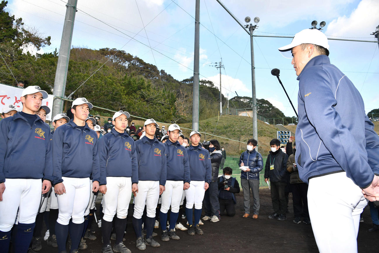 センバツ出場を決め、ナインに言葉をかける大崎・清水監督（撮影・岩下翔太）