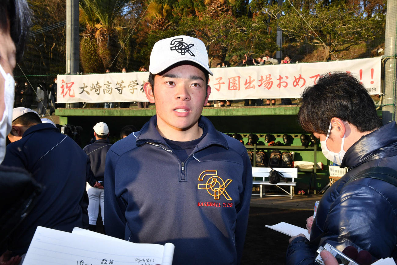 センバツ出場を決め、囲み取材を受ける坂本安司（撮影・岩下翔太）
