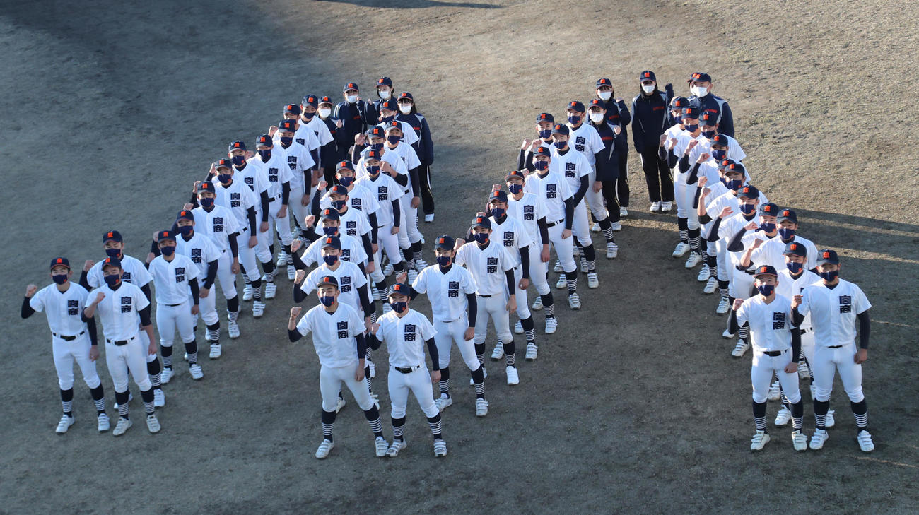 宮崎商ナインは「M」の字に並んで写真に納まる（撮影・梅根麻紀）