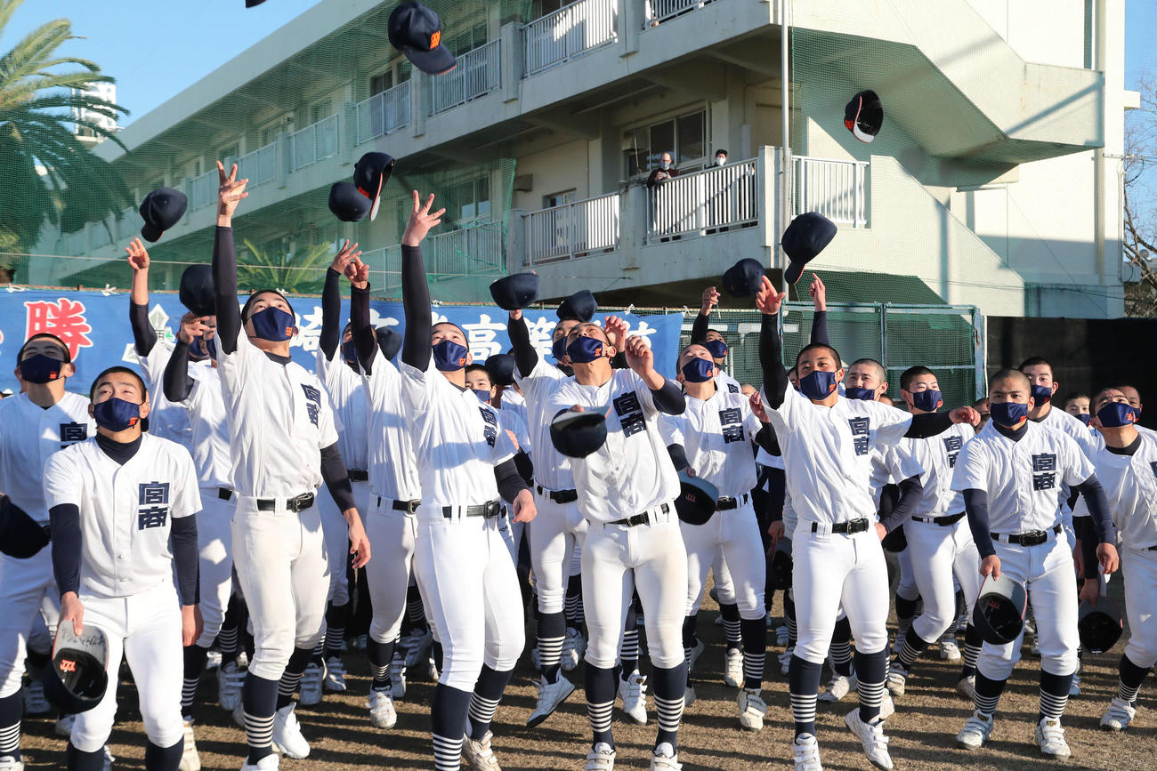 帽子を投げて喜ぶ宮崎商ナイン（撮影・梅根麻紀）