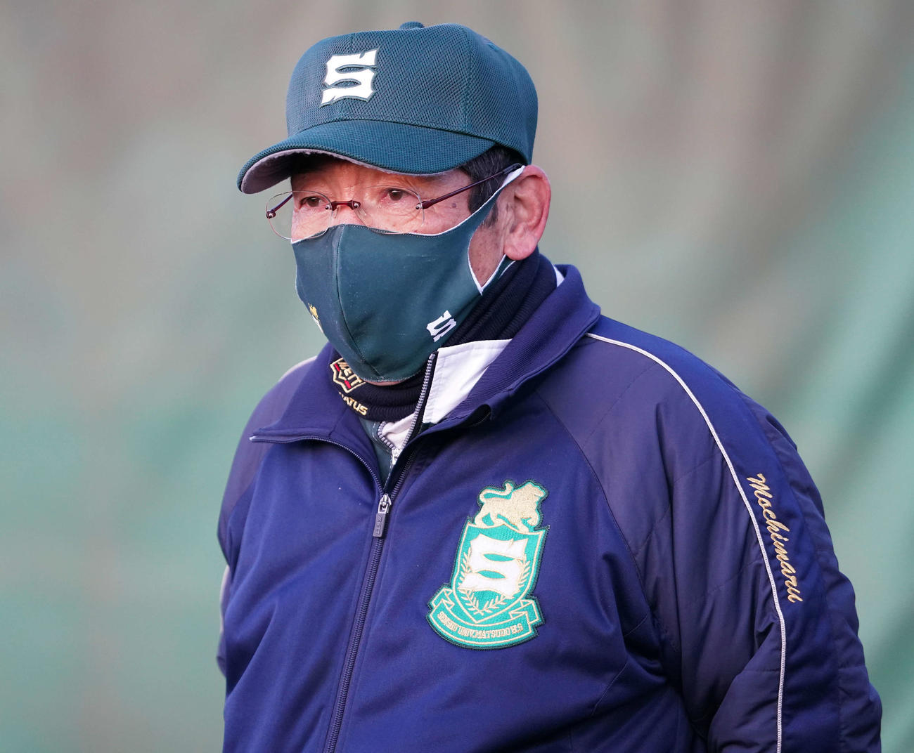 センバツ出場を決め、囲み取材に応じる専大松戸・持丸監督（撮影・鈴木みどり）