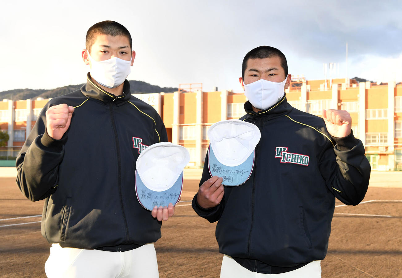 「最高のバッテリー勝利」と書かれた帽子を手に甲子園での活躍を誓う市和歌山・小園（左）と松川（撮影・前岡正明）