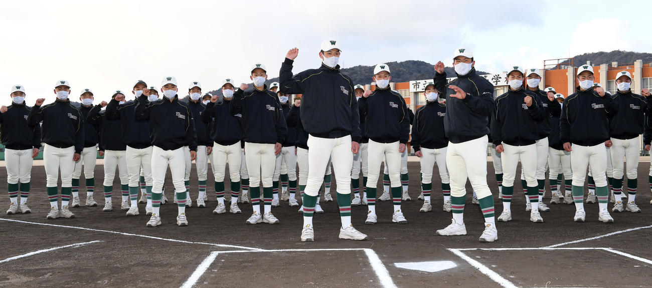 センバツ出場が決まり喜ぶ市和歌山ナイン。前列左は小園、右は松川主将（撮影・前岡正明）