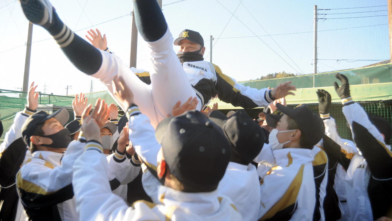 春夏通じて初の甲子園出場が決まり、選手たちから胴上げされる三島南の稲木監督