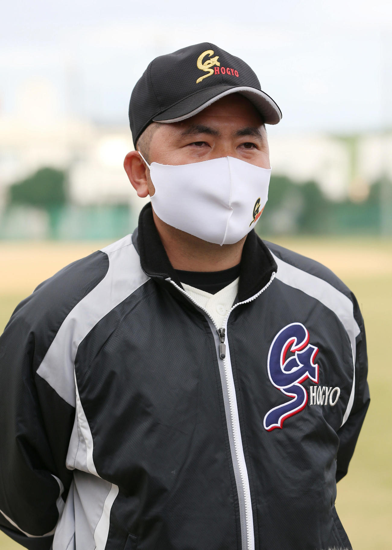 21世紀枠でのセンバツ出場決定が決まり、インタビューに答える具志川商・喜舎場監督（撮影・前田充）