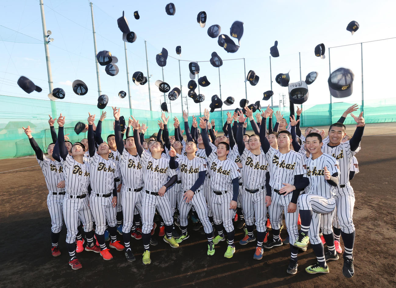 5年ぶり6度目のセンバツ出場を決め喜ぶ東海大甲府の選手たち（撮影・野上伸悟）