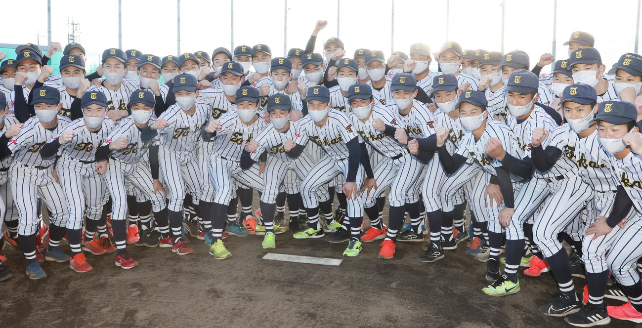 5年ぶり6度目のセンバツ出場を決め喜ぶ東海大甲府の選手たち（撮影・野上伸悟）