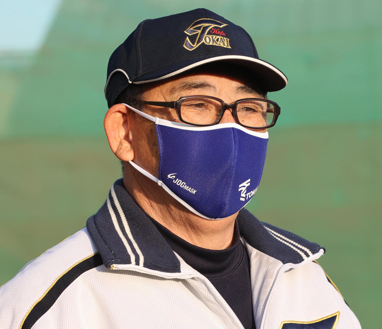 5年ぶり6度目のセンバツ出場を決め取材に応じる東海大甲府・村中監督（撮影・野上伸悟）