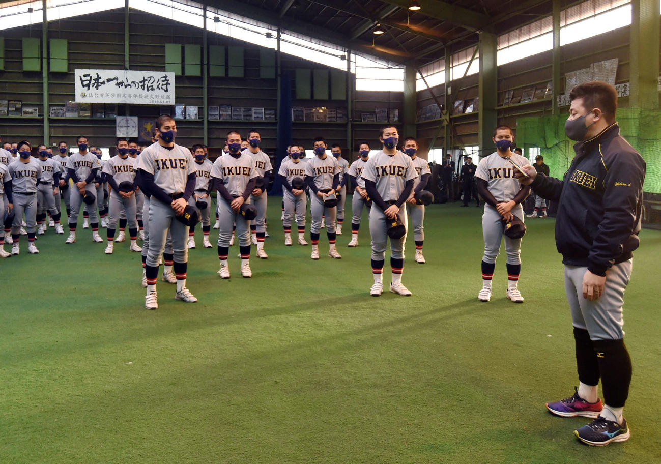 選手たちに他のセンバツ出場校を伝える仙台育英・須江監督（右）（撮影・相沢孔志）