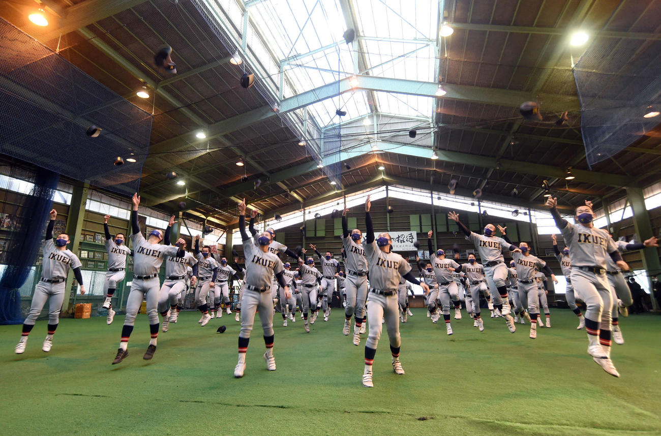 帽子を高く上げてセンバツ出場を喜ぶ仙台育英の選手たち（撮影・相沢孔志）