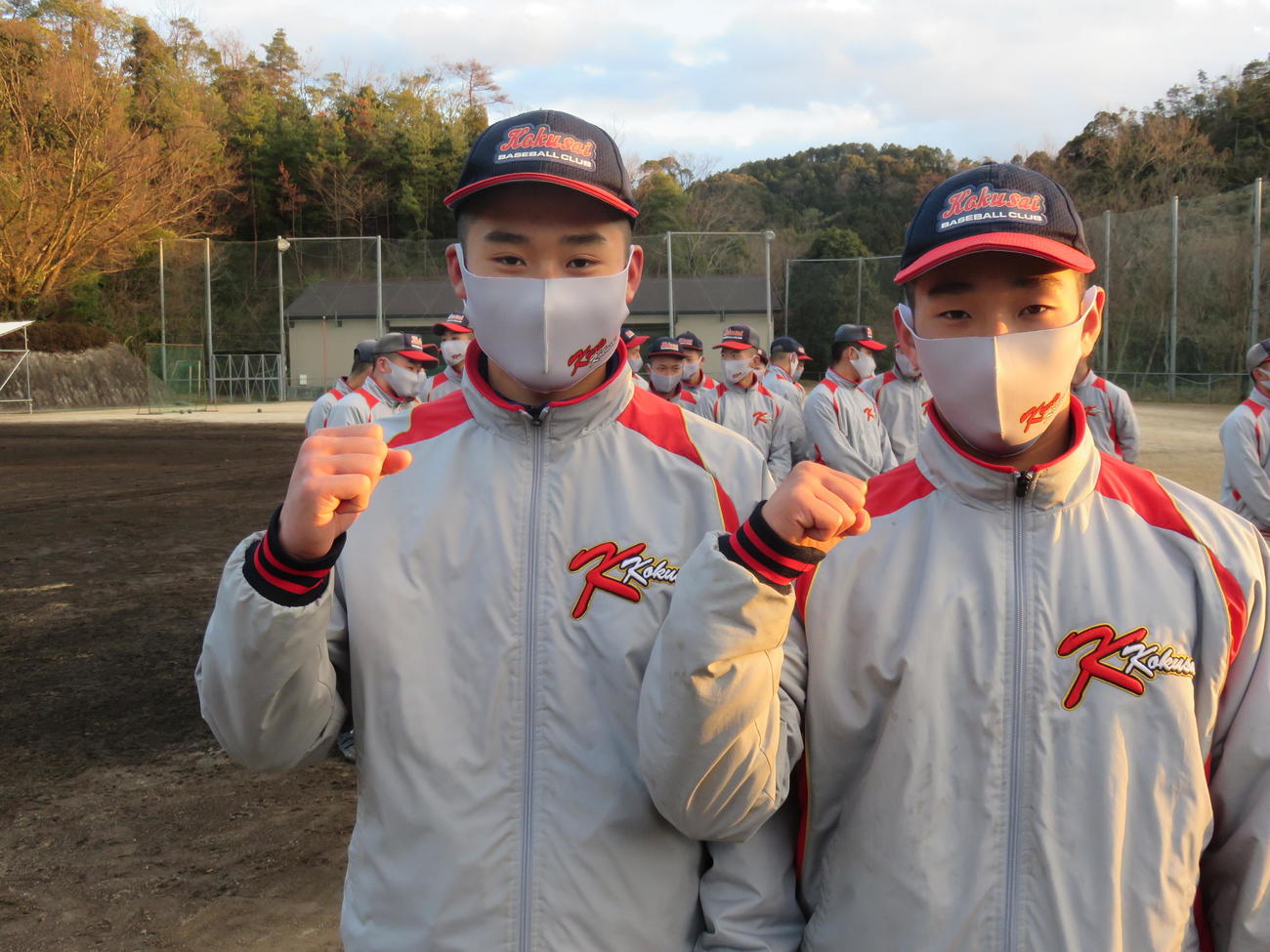京都国際の森下（左）、平野の1年生投手コンビ（撮影・寺尾博和）
