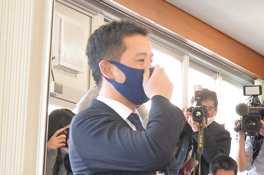 センバツ出場を決めて涙を流す八戸西・小川監督（撮影・佐藤究）