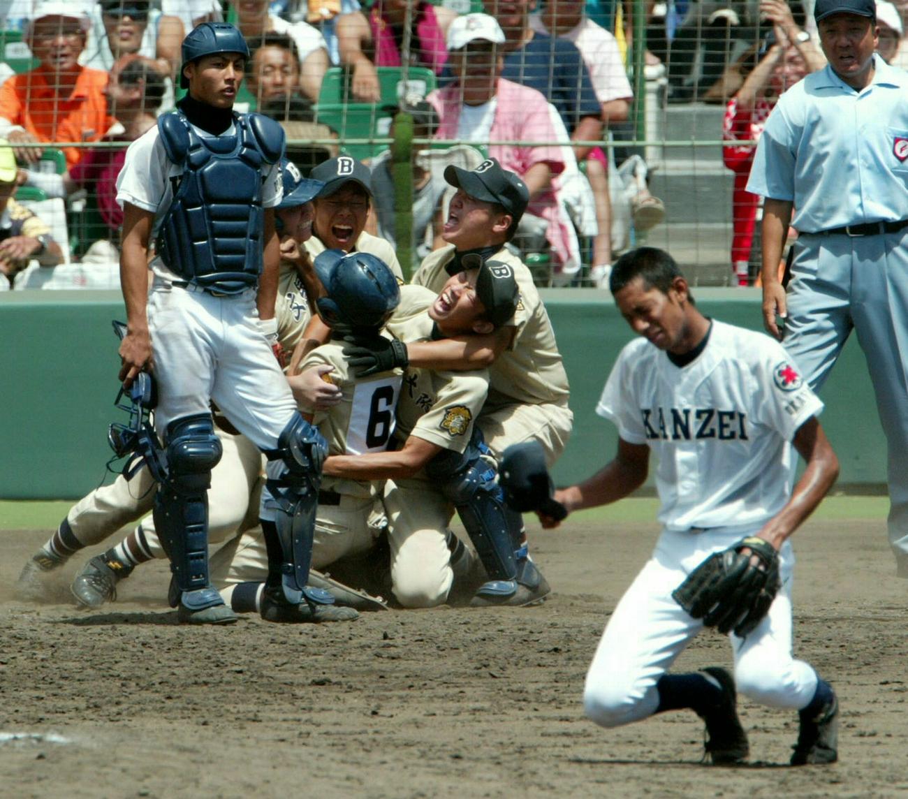 06年8月、文星芸大付・妻沼のサヨナラ適時打で敗戦となりマウンドで崩れ落ちる関西・ダース（右）
