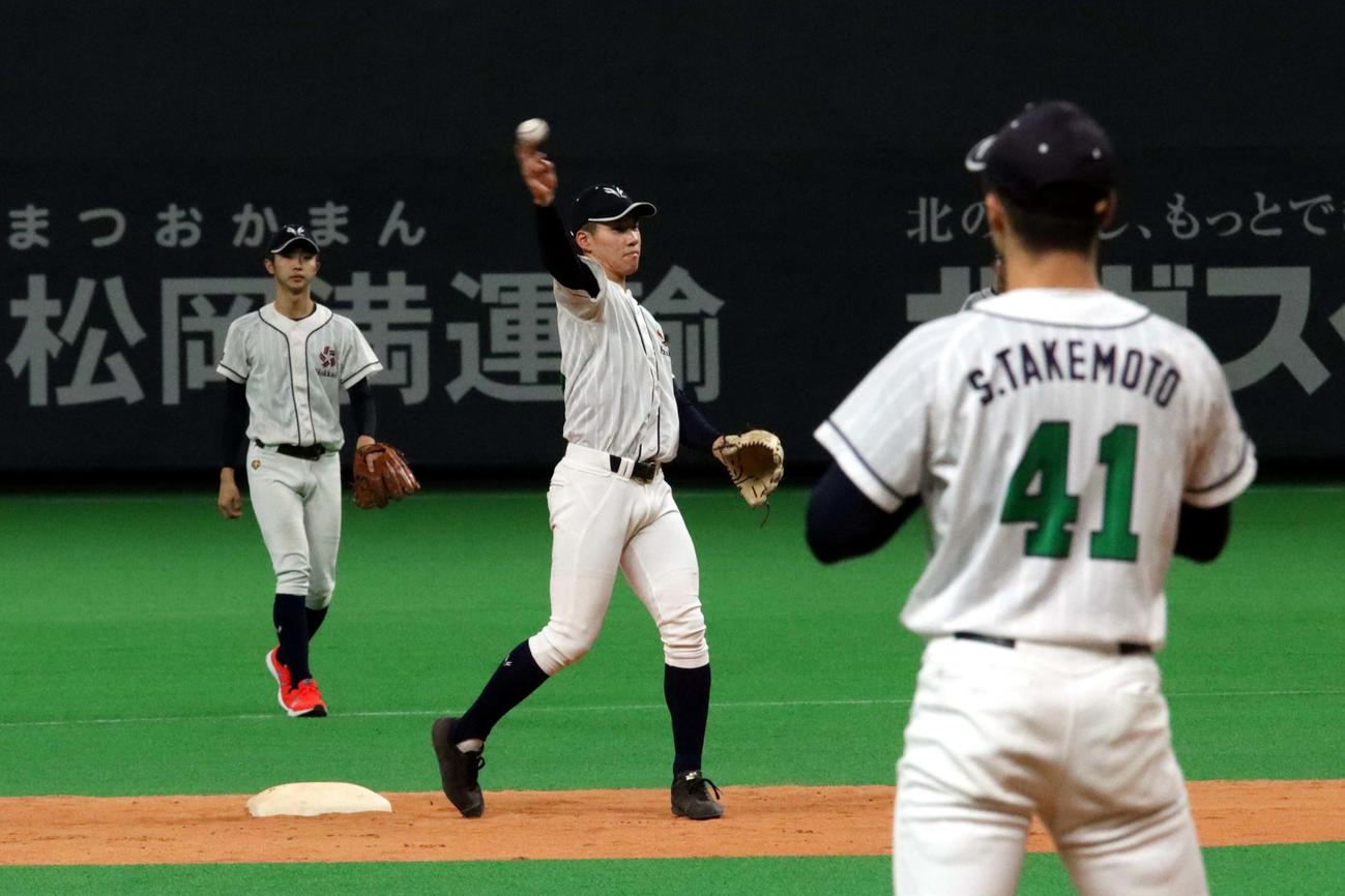 札幌ドームで内外野の連係を確認する宮下主将（中央）ら北海の選手たち（撮影・永野高輔）