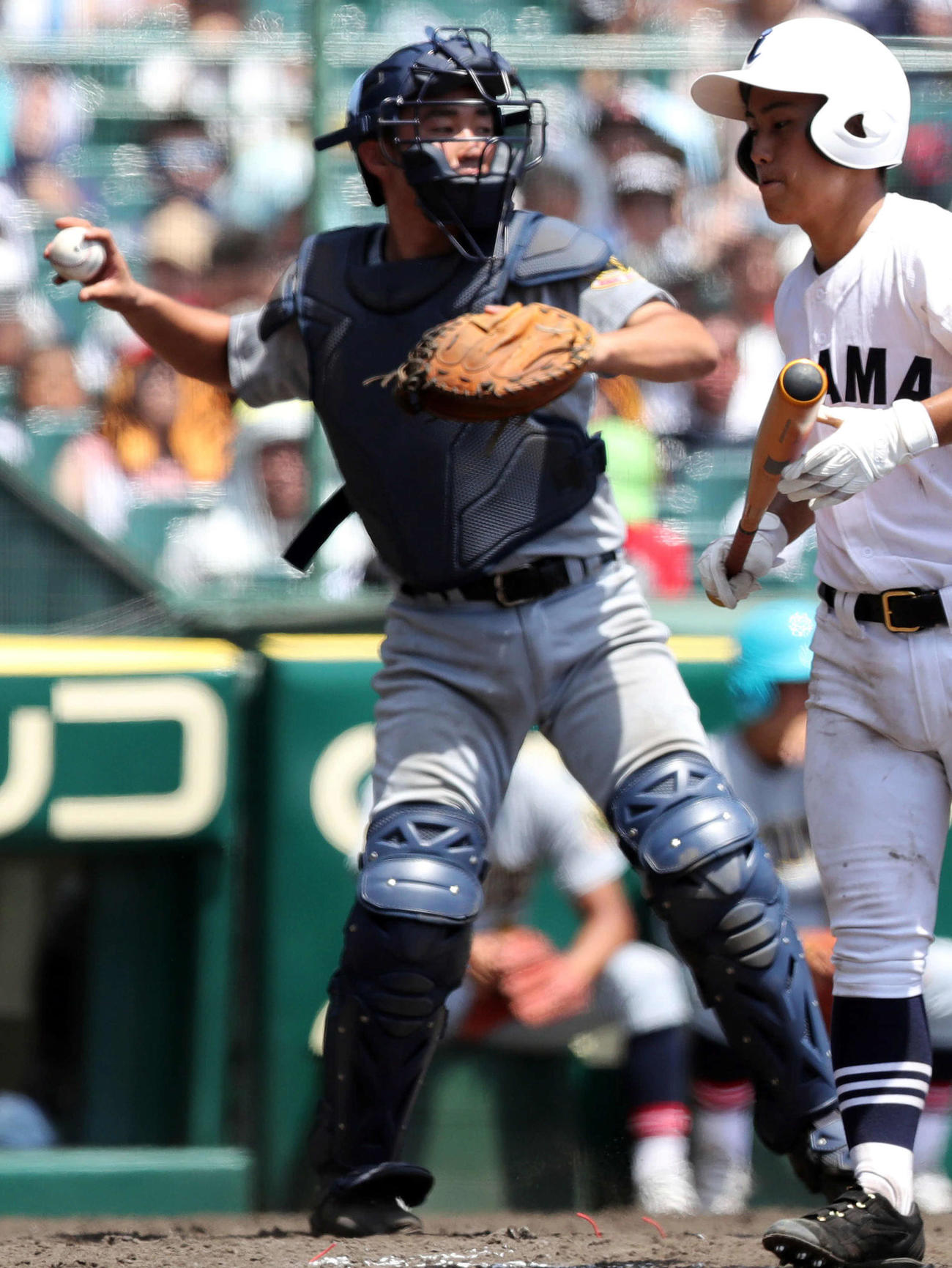 1年夏の甲子園、1回戦の飯山戦で先発マスクをかぶった仙台育英・木村（左）