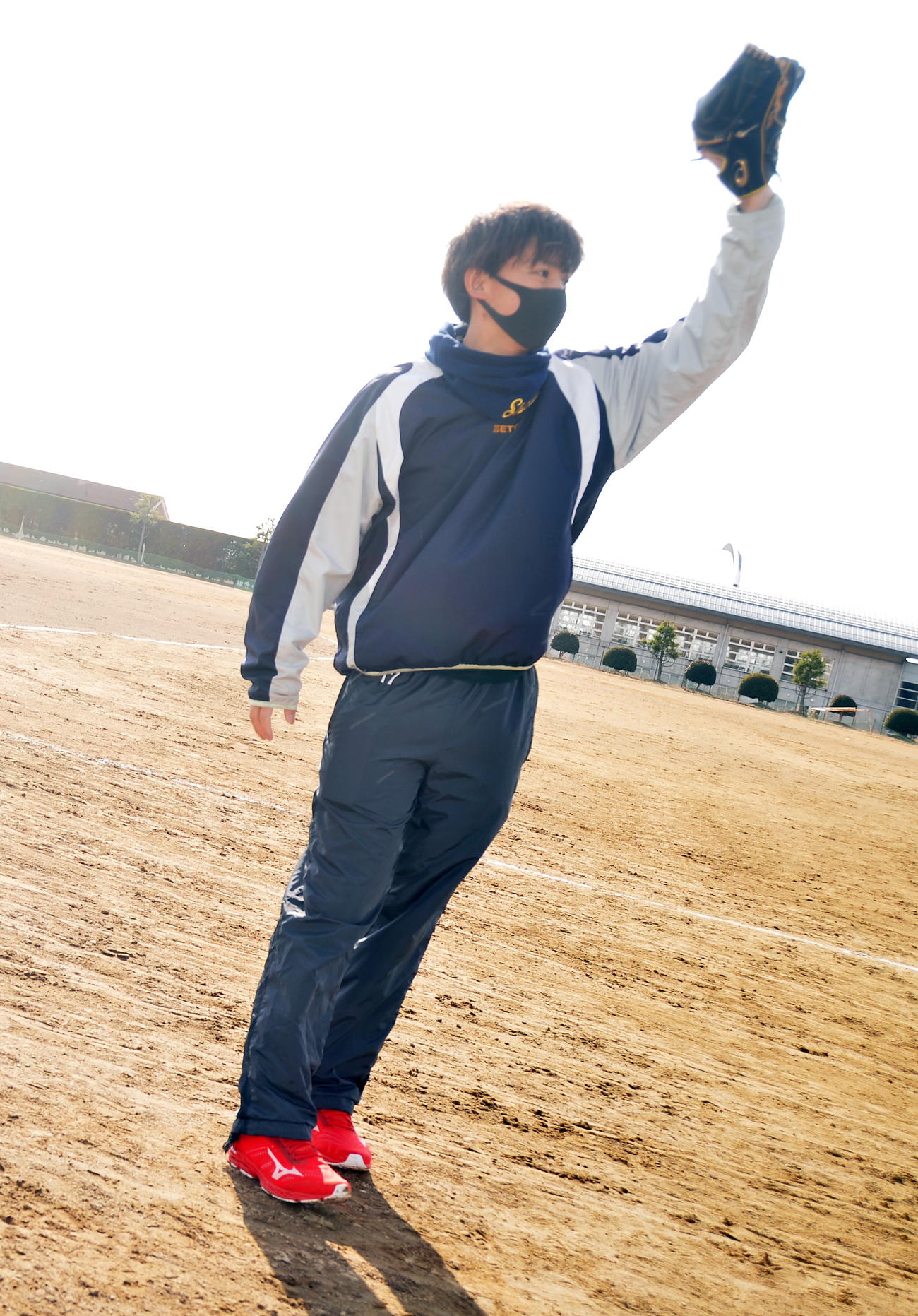 柴田ナインを激励に訪れた岩佐政也さん（撮影・佐藤究）