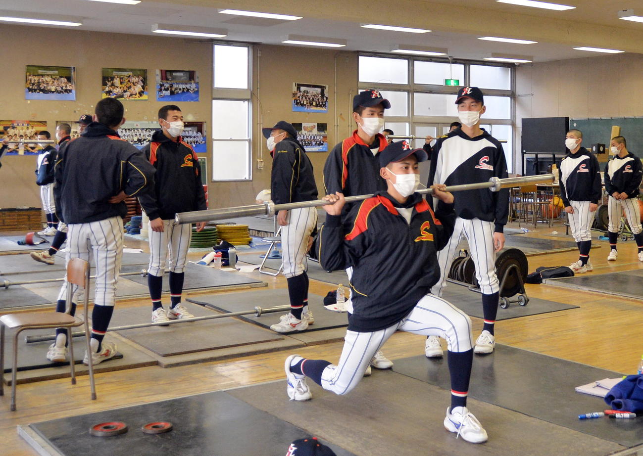 ウエートトレーニングで汗を流す柴田の選手たち（撮影・佐藤究）