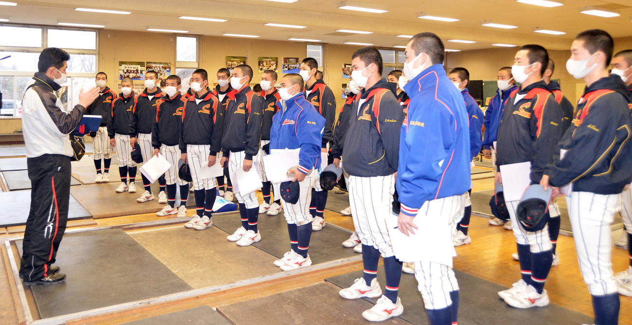 練習後、平塚監督（左）の話を聞く柴田の選手たち（撮影・佐藤究）