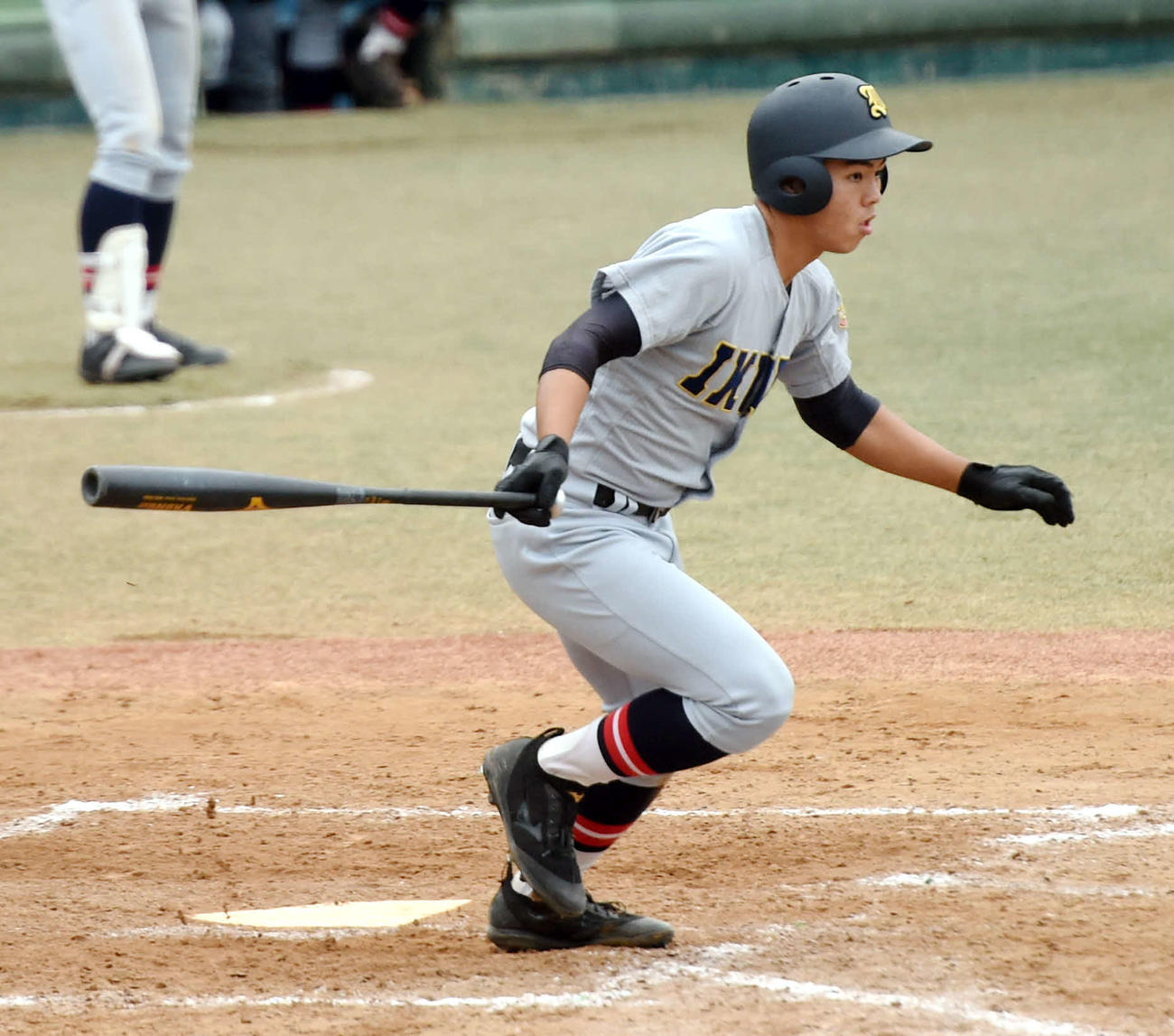 20年10月の東北大会、羽黒戦の5回に右適時打を放つ仙台育英・島貫主将