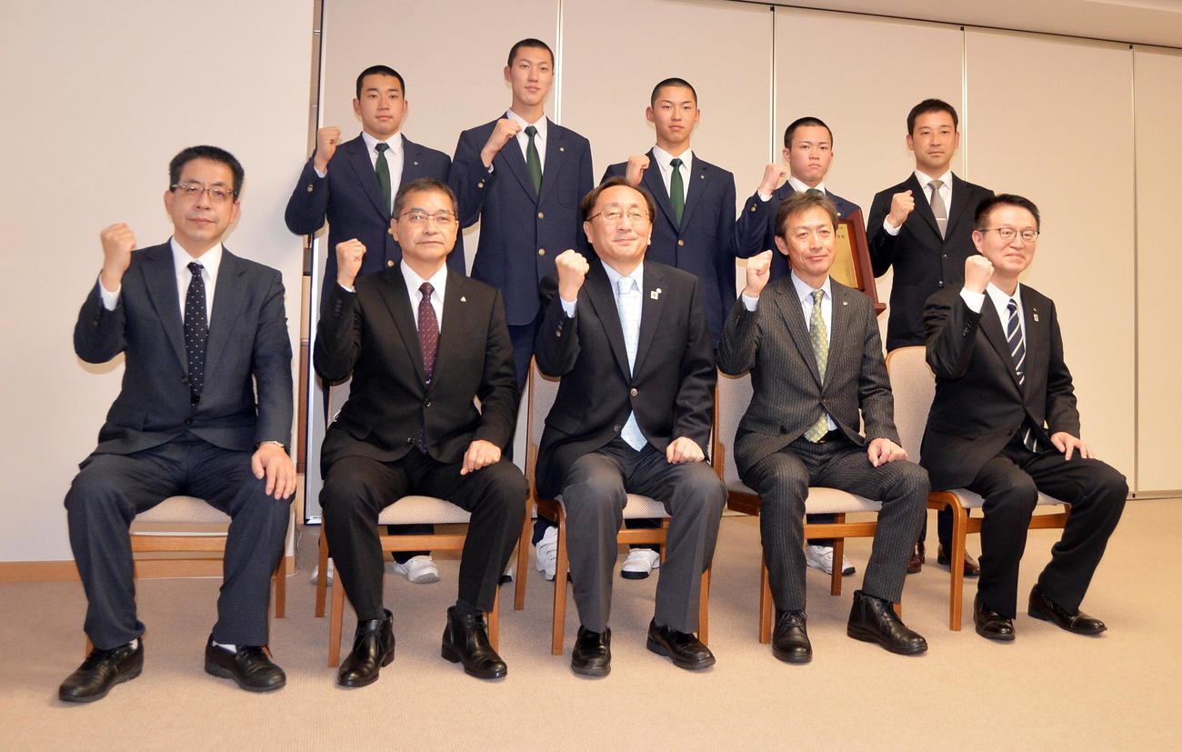 八戸西の広田、福島、相前、宮崎、小川監督（後列左から）三村県知事（前列中央）ら（撮影・佐藤究）