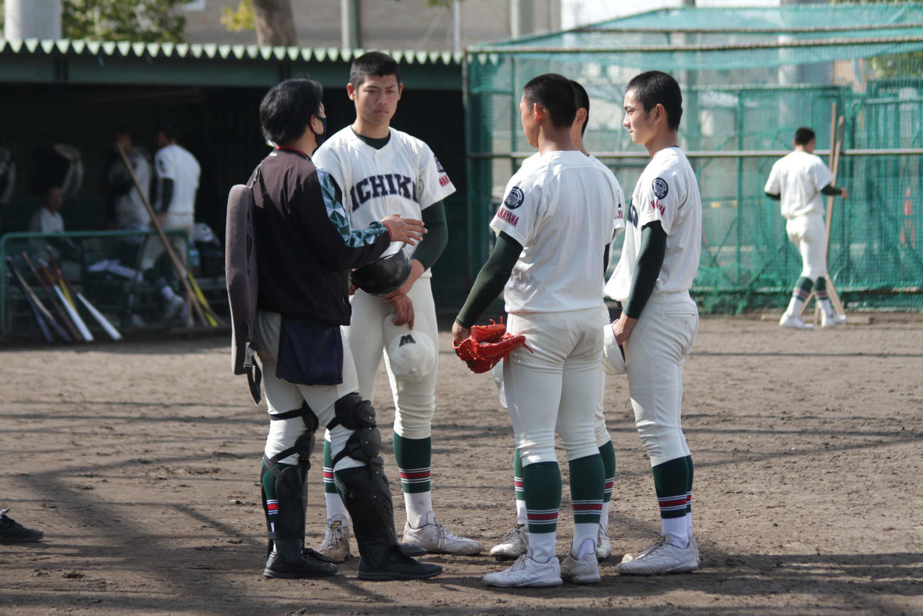 紅白戦登板後にミーティングに臨む市和歌山・小園（撮影・酒井俊作）