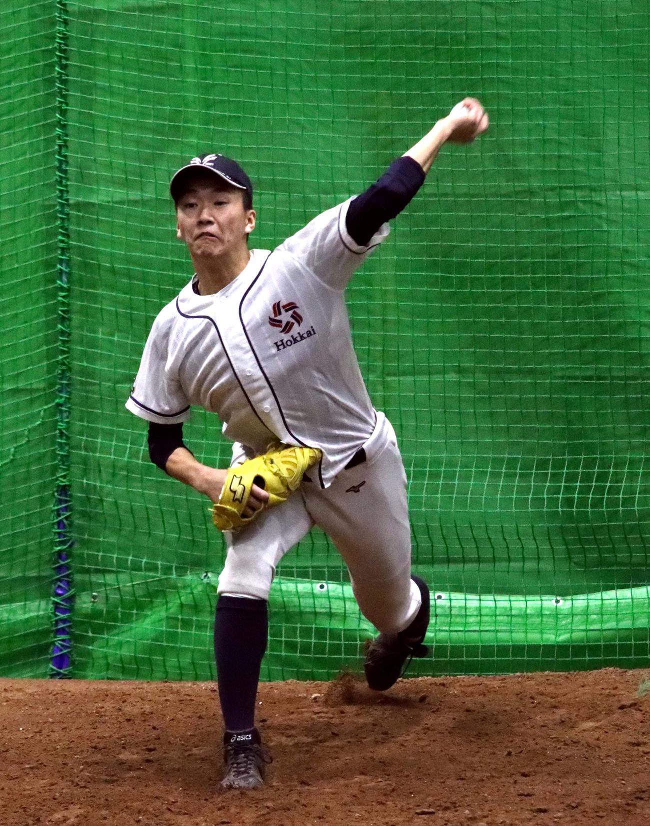 投球練習に励む北海エース木村（撮影・永野高輔）
