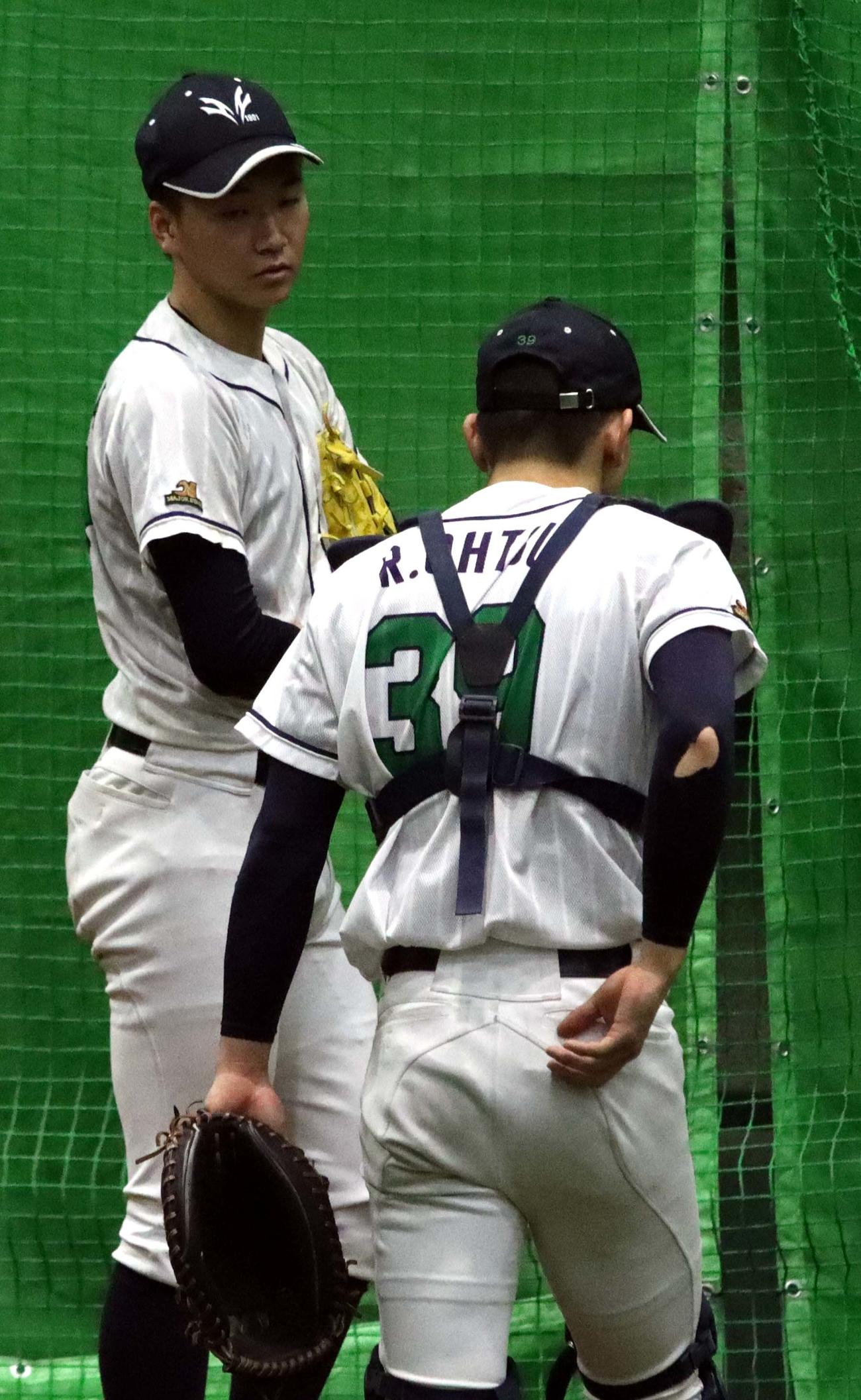 投球練習後、捕手の大津と話す北海エース木村（左）（撮影・永野高輔）