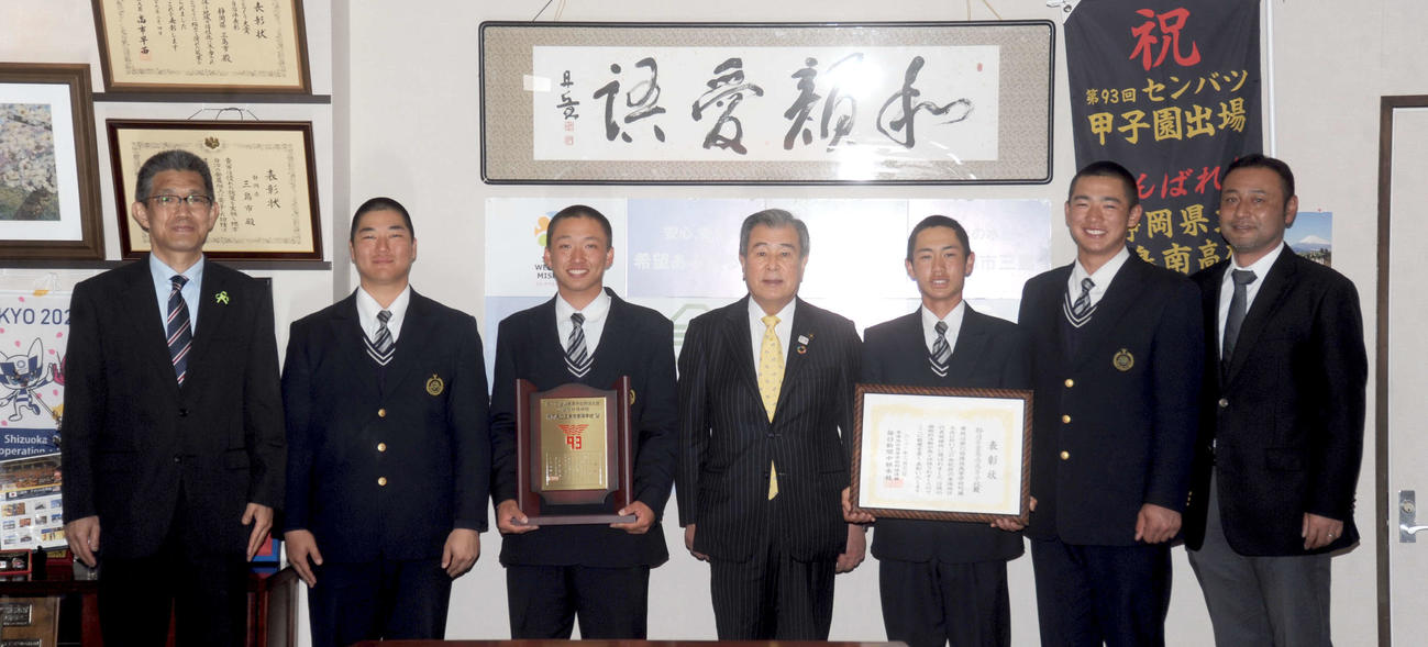 記念写真に納まる7人。左から三島南高の持山校長、小堂、伊藤侍、豊岡・三島市長、馬渕、前田、稲木監督