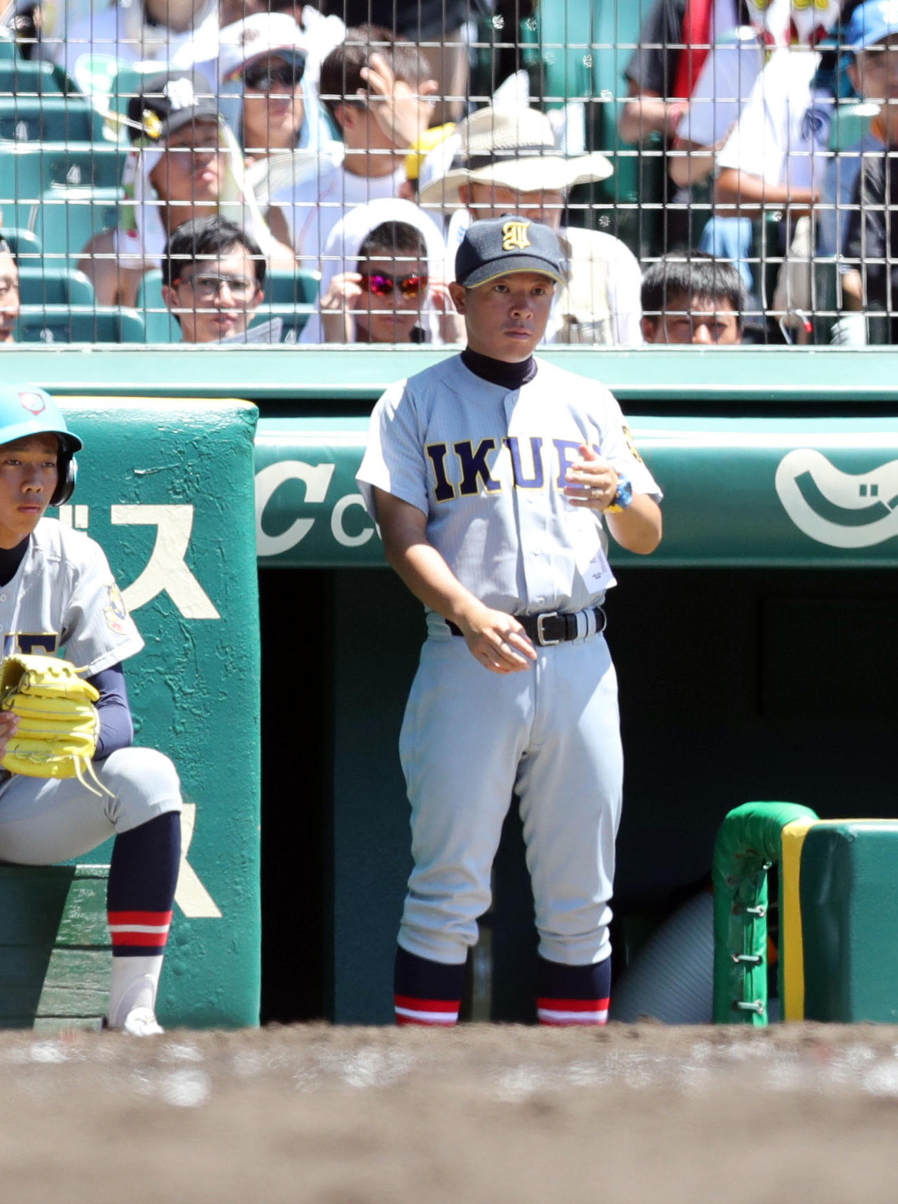 18年8月、自身初の甲子園指揮となった浦和学院戦でサインを送る仙台育英・須江監督