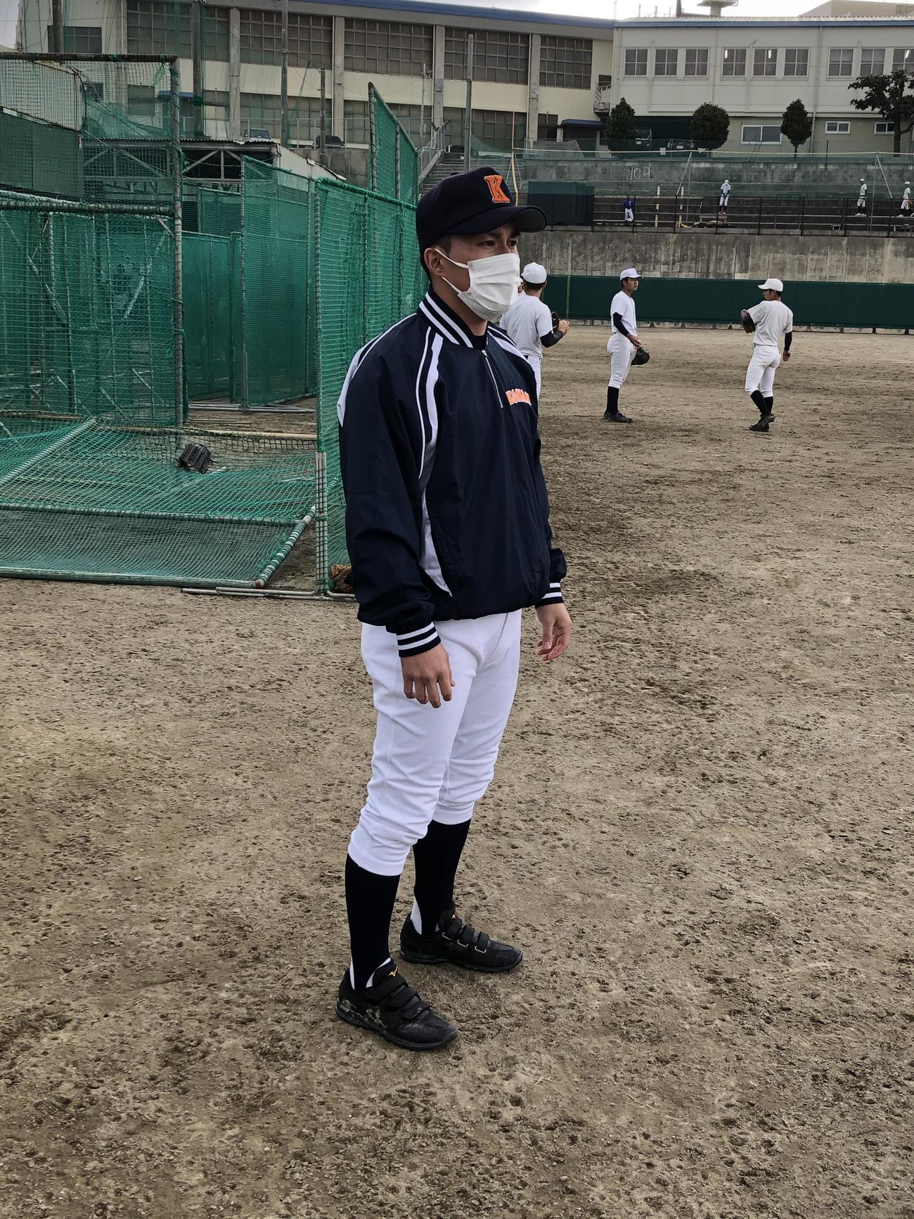 母校興南高で指導する元ソフトバンク投手の島袋洋奨氏（2021年2月18日撮影）
