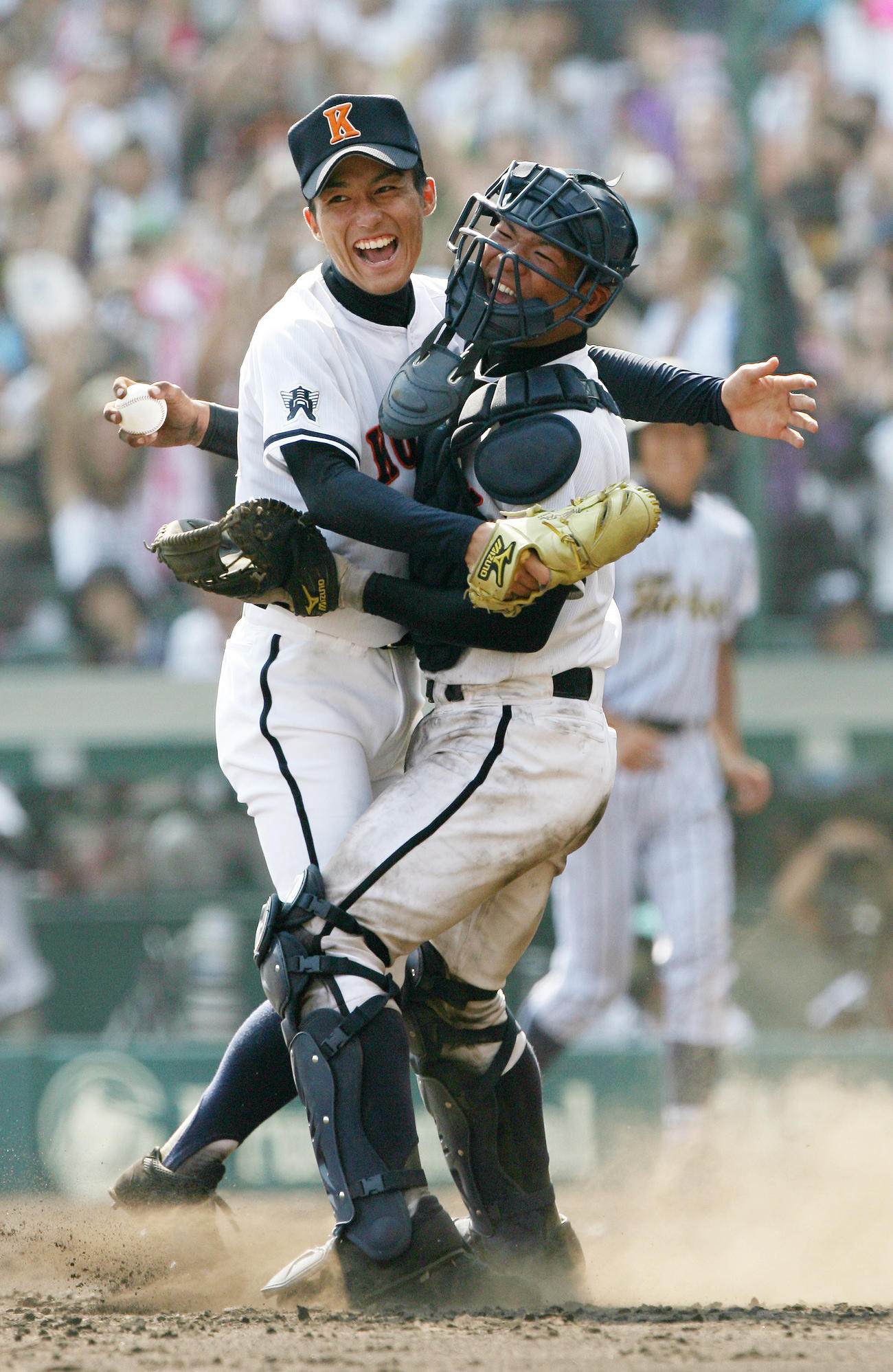 第92回全国高校野球選手権大会　決勝戦　興南対東海大相模　初優勝を決めマウンド付近で抱き合う島袋洋奨（左）と山川大輔（2010年8月21日撮影）