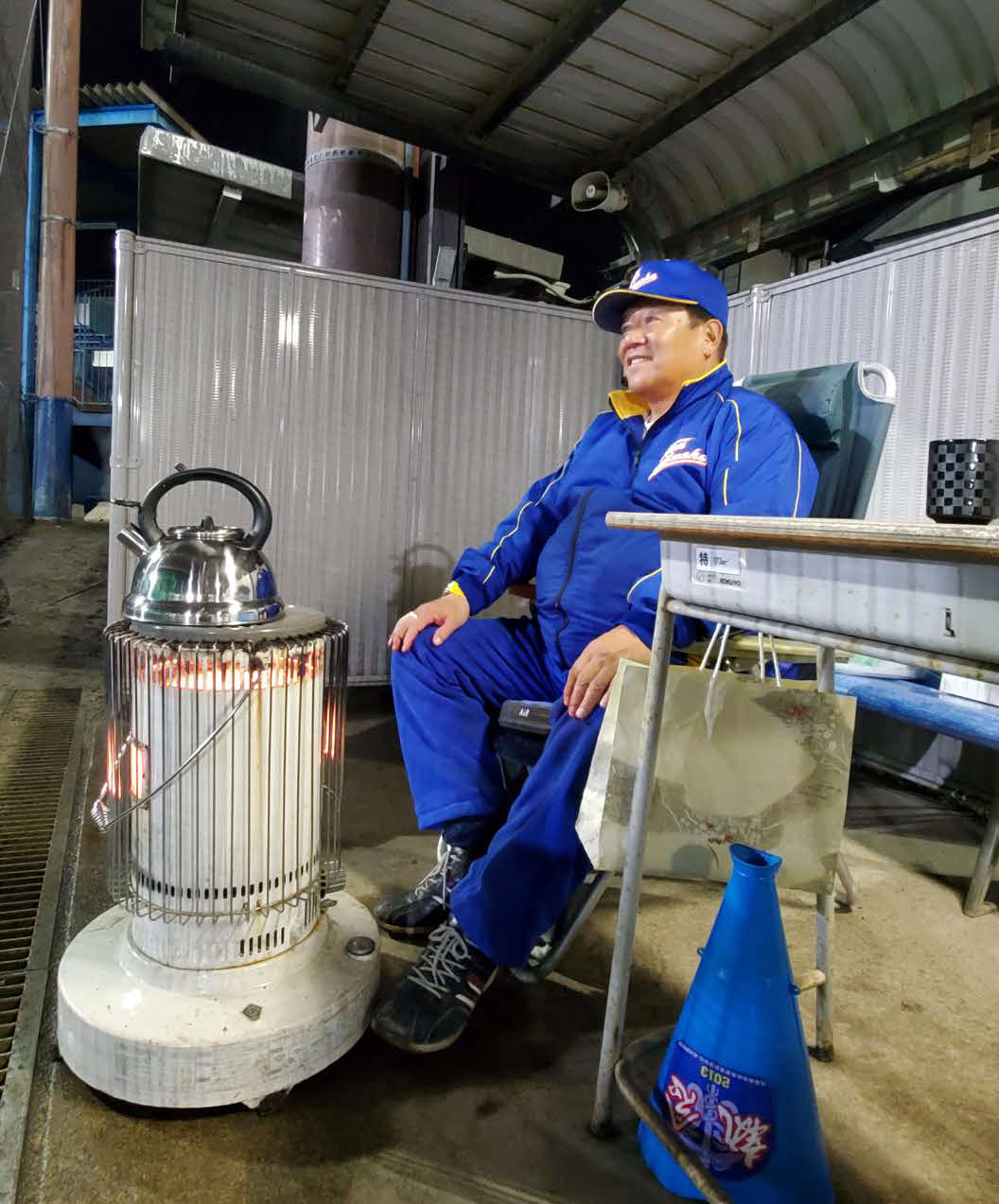 練習を見守る県岐阜商・鍛治舎監督