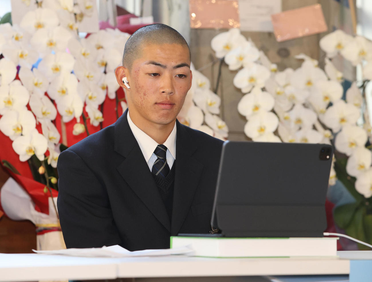 オンラインでの組み合わせ抽選会に臨む東海大菅生・栄主将（撮影・野上伸悟）