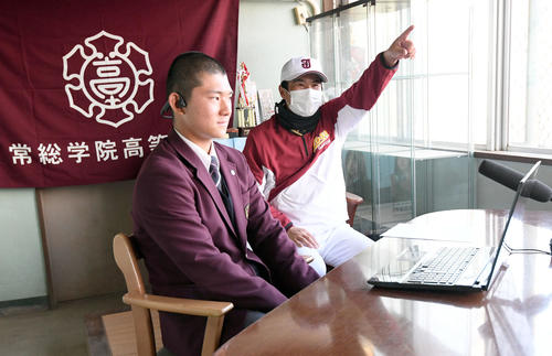 リモートでの抽選会で組み合わせが決まり、笑顔を見せる常総学院の田辺キャプテン（左）と島田監督（撮影・たえ見朱実）