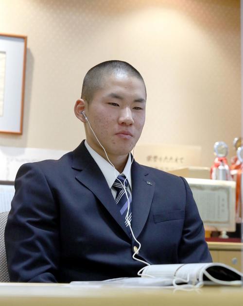 史上初のオンライン抽選が行われたセンバツ大会。オンライン抽選会に出席する北海の宮下主将（撮影・佐藤翔太）