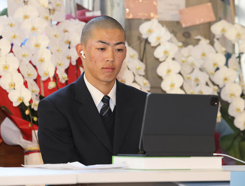 オンラインでの組み合わせ抽選会に臨む東海大菅生・栄主将（撮影・野上伸悟）