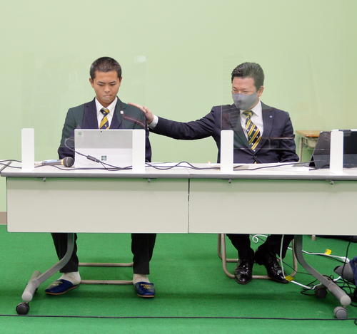 選手宣誓の当たりくじを引き当て、笑顔を見せる須江監督（右）と少し引きつった表情の　島貫（撮影・佐藤究）