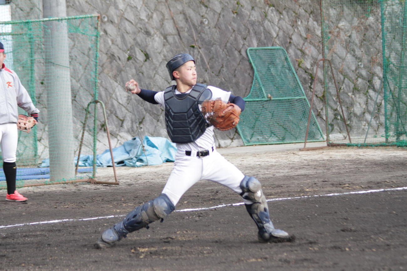 京都国際は守備練習の時間が長い。入念に二塁送球を行う中川（撮影・酒井俊作）