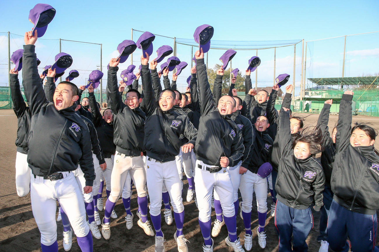 1月29日、21世紀枠で春夏通じて初の甲子園出場が決まり歓喜する東播磨ナイン（撮影・上山淳一）