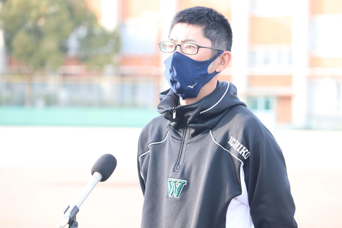 質問に答える市和歌山・半田監督