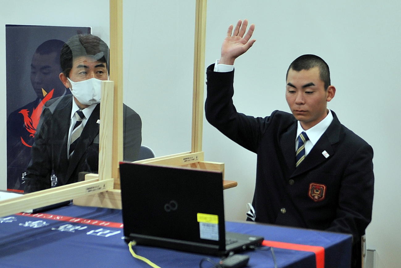 柴田の遠藤主将（右）は平塚監督と一緒にオンライン抽選会に臨む