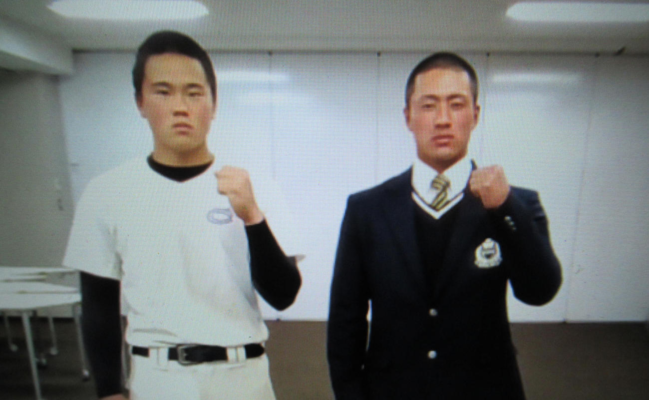 オンラインでの会見に臨んだ畔柳（左）と原主将