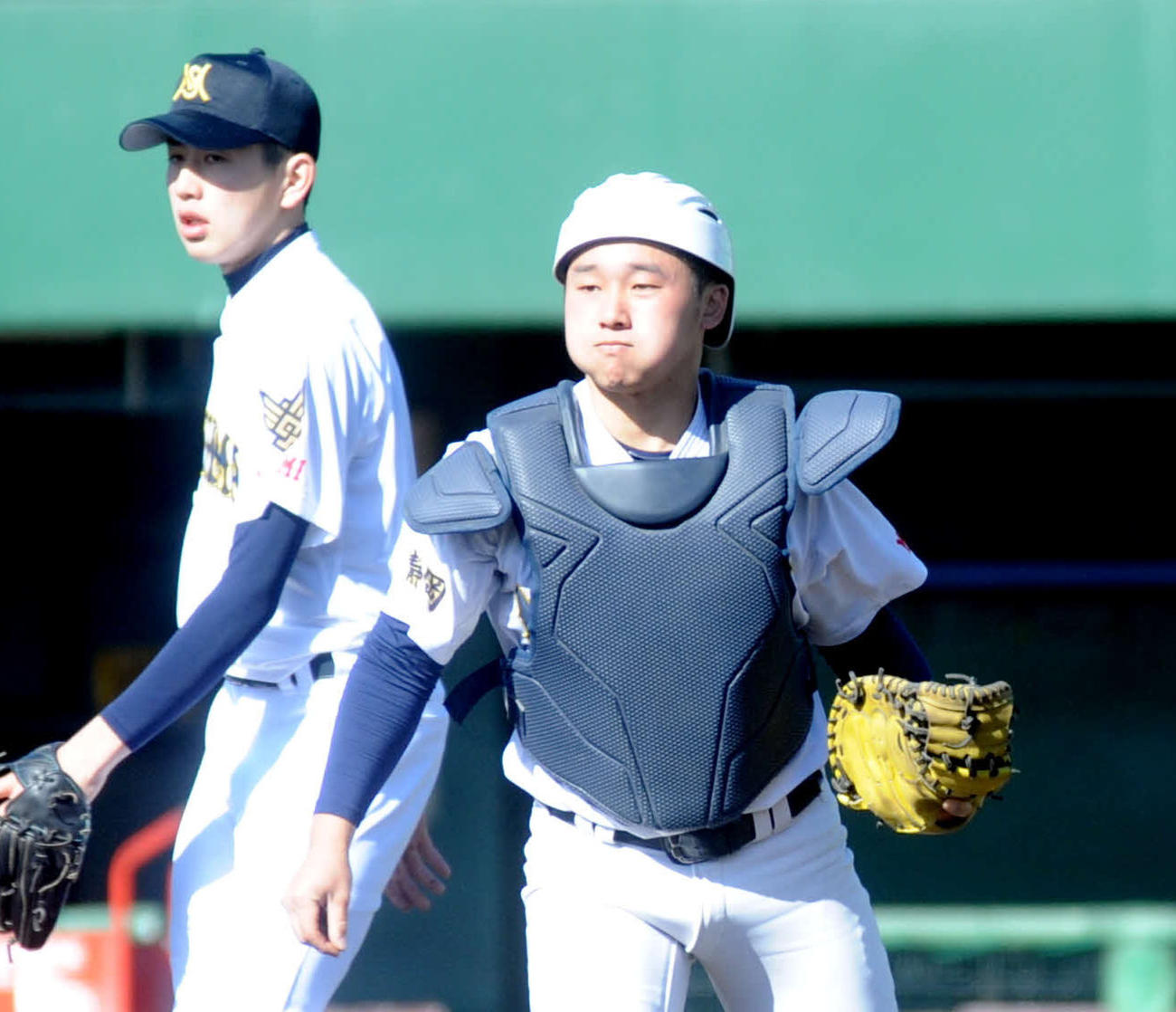 甲子園での好リードを誓う三島南の深瀬涼（右）。左はエース植松