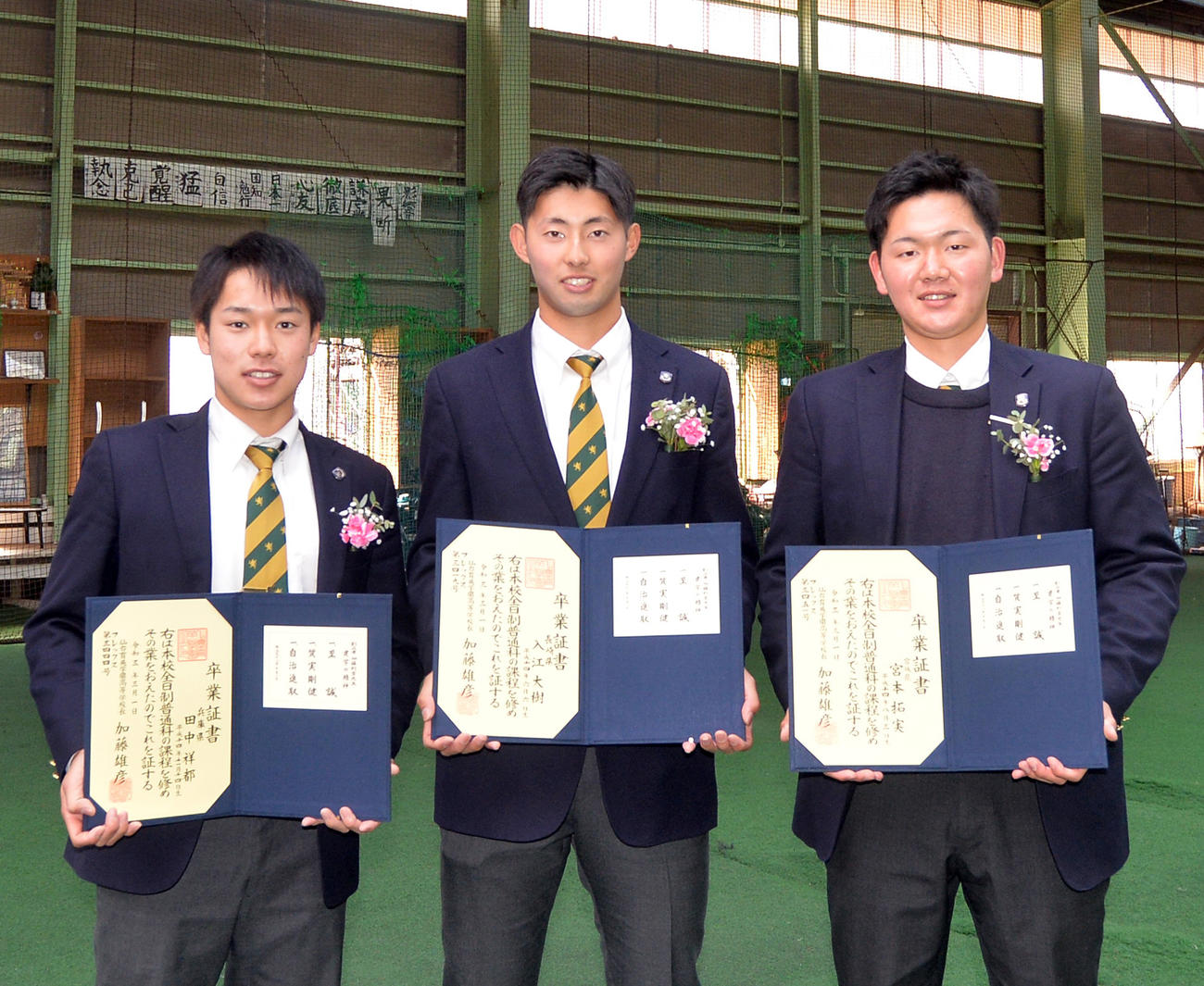 仙台育英を卒業した、左から田中、楽天入江、宮本（撮影・佐藤究）