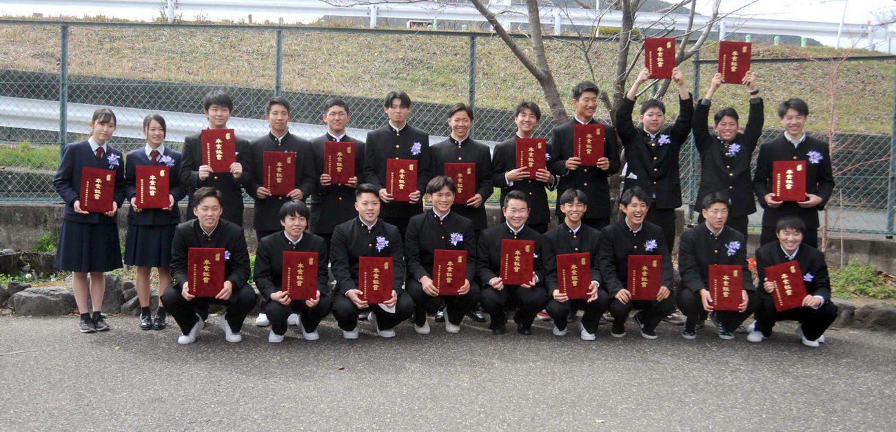 野球部の同期と笑顔で写真に納まるDeNAの高田（前列左から4人目）