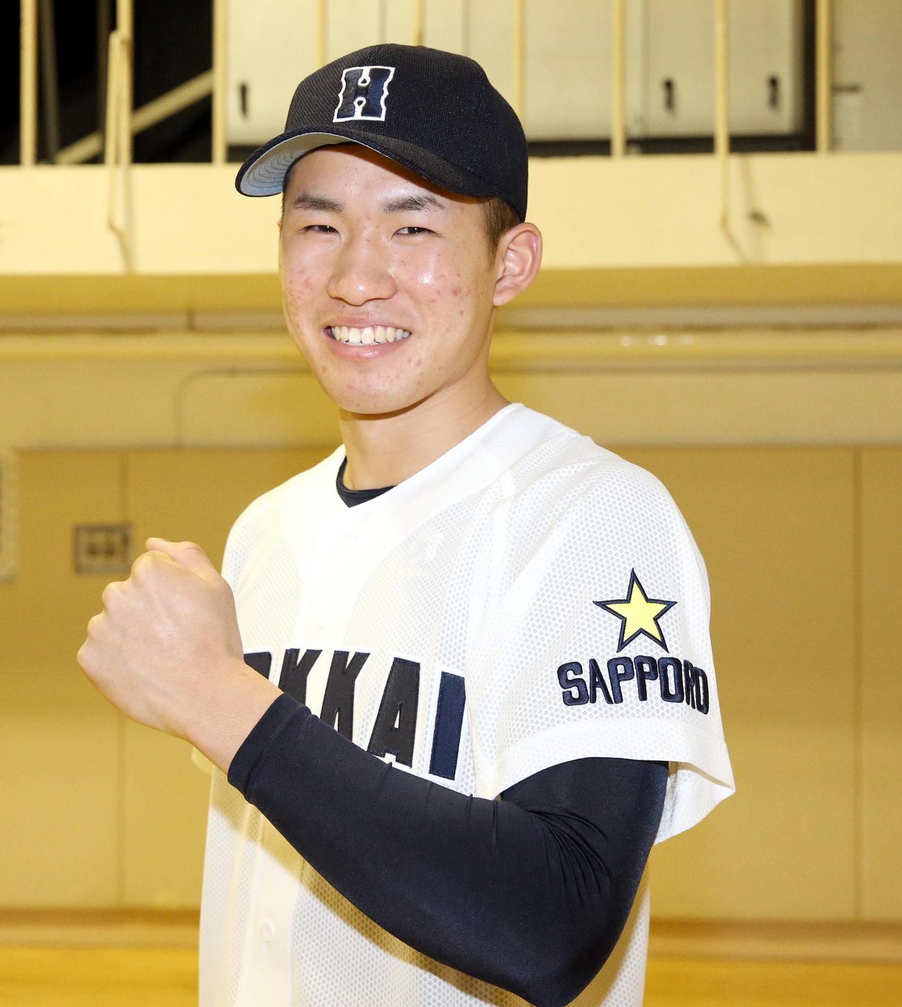 新しいユニホームの腕章を笑顔で披露する北海の宮下主将（撮影・佐藤翔太）