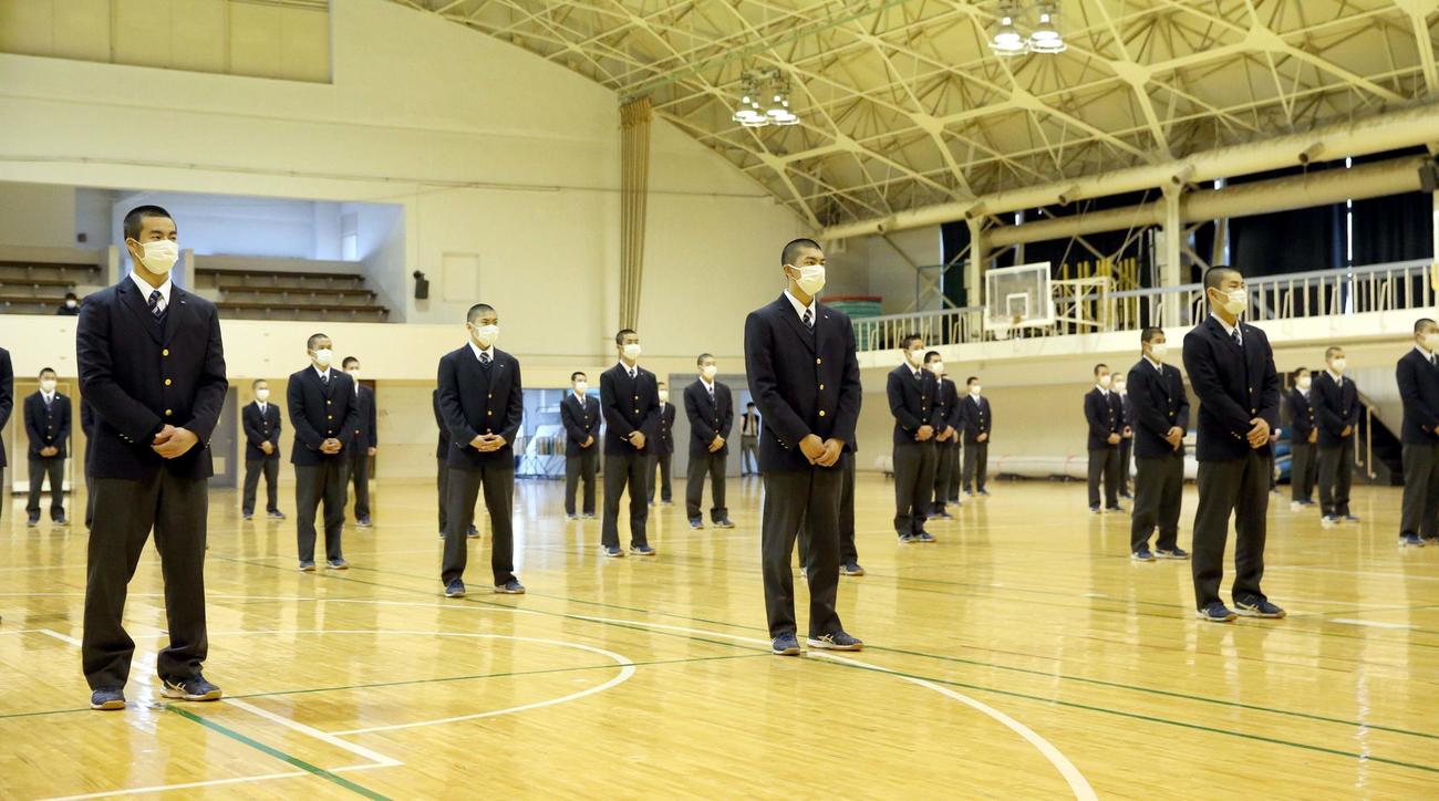 選抜旗授与式で整列する北海の選手たち（撮影・佐藤翔太）